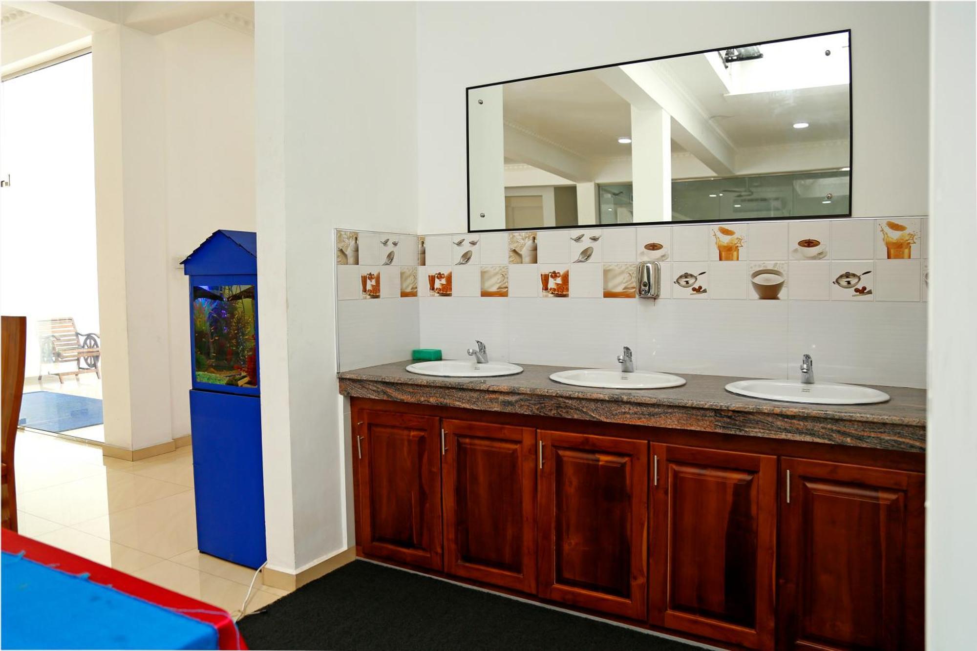 Ronaka Airport Transit Hotel Katunayaka Екстериор снимка
