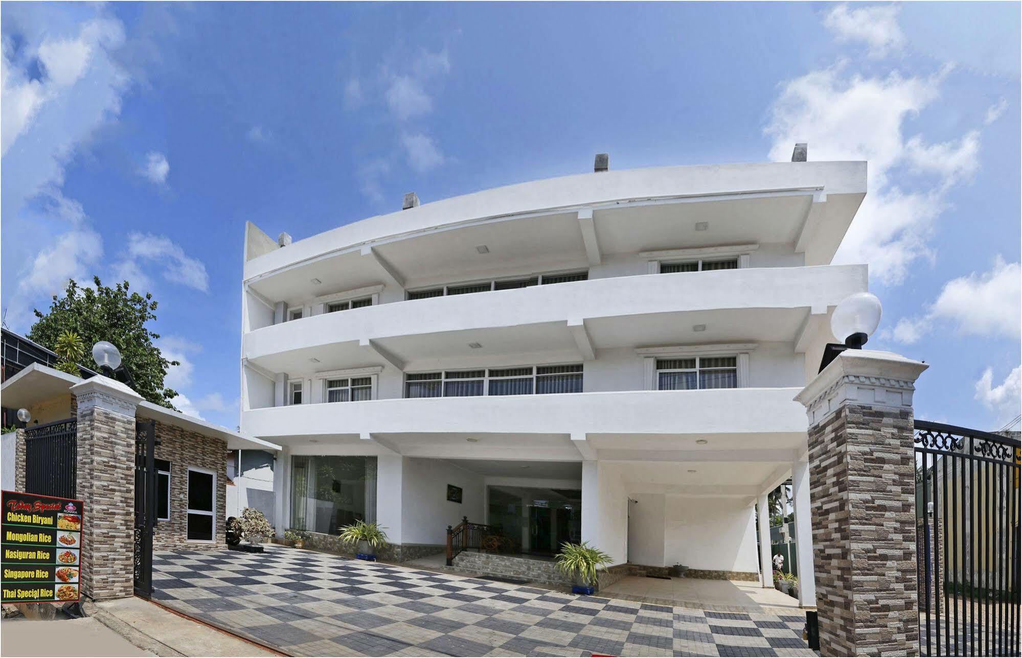 Ronaka Airport Transit Hotel Katunayaka Екстериор снимка